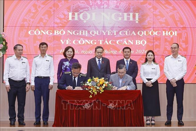 Chủ tịch Quốc hội Trần Thanh Mẫn chứng kiến lễ ký Biên bản bàn giao nhiệm vụ giữa Tổng Kiểm toán Nhà nước Nguyễn Hữu Nghĩa và nguyên Tổng Kiểm toán Nhà nước Ngô Văn Tuấn. Ảnh: Doãn Tấn - TTXVN 