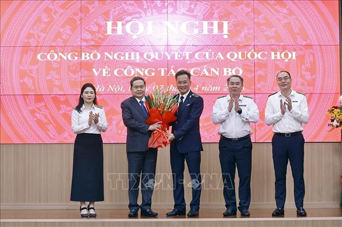 Tổng Kiểm toán Nhà nước Nguyễn Hữu Nghĩa và lãnh đạo Kiểm toán Nhà nước tặng hoa chúc mừng Chủ tịch Quốc hội Trần Thanh Mẫn. Ảnh: Doãn Tấn - TTXVN 