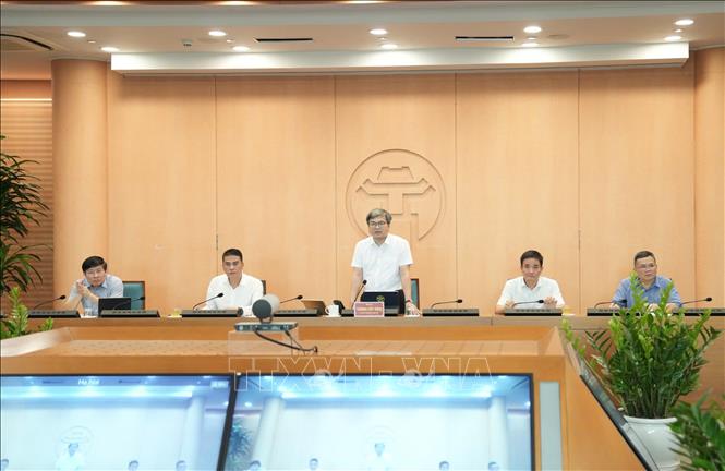 Phó Chủ tịch UBND thành phố Trương Việt Dũng chủ trì cuộc họp, được kết nối trực tuyến tới 126 xã, phường trên địa bàn. Ảnh: Quốc Lũy - TTXVN