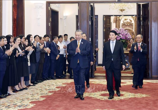 Party General Secretary and State President To Lam meets with officials and staff of the Presidential Office. VNA Photo: Thống Nhất 