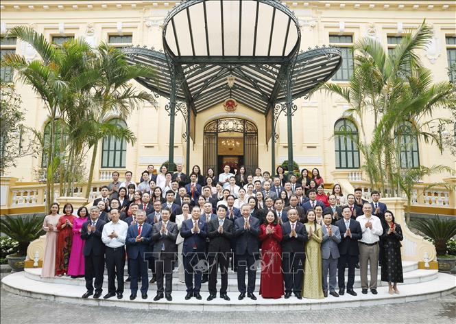 Party General Secretary and State President To Lam, former State President Luong Cuong and officials, staff of the Presidential Office pose for a group photo. VNA Photo: Thống Nhất