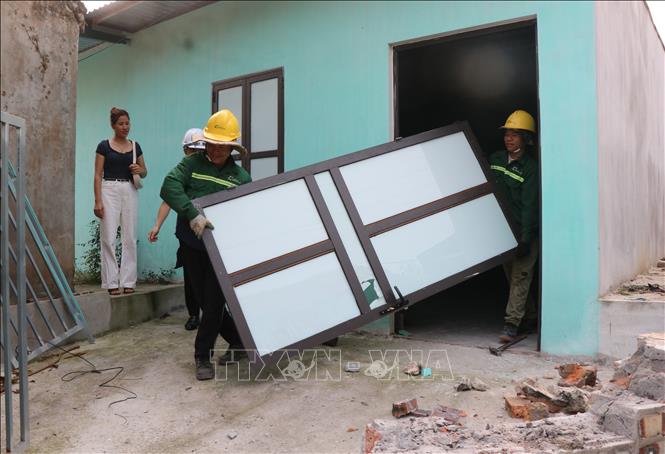 Người dân tự nguyện phá dỡ nhà cửa bàn giao mặt bằng. Ảnh: Thái Hùng - TTXVN