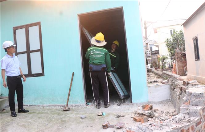 Người dân tự nguyện phá dỡ nhà cửa bàn giao mặt bằng. Ảnh: Thái Hùng - TTXVN