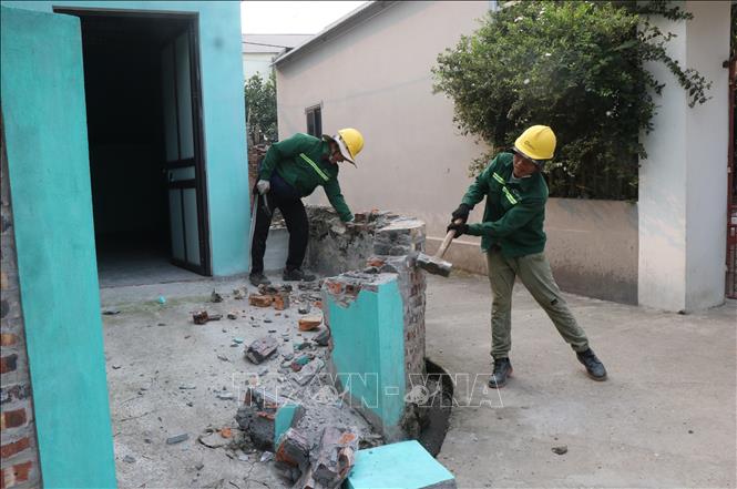 Người dân tự nguyện phá dỡ nhà cửa bàn giao mặt bằng. Ảnh: Thái Hùng - TTXVN
