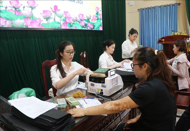 Các hộ dân nhận tiền thưởng cho các hộ bàn giao đất ở trong khu vực xây dựng các hạng mục, công trình phục vụ hội nghị APEC. Ảnh: Thái Hùng - TTXVN