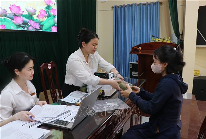 Các hộ dân nhận tiền thưởng cho các hộ bàn giao đất ở trong khu vực xây dựng các hạng mục, công trình phục vụ hội nghị APEC. Ảnh: Thái Hùng - TTXVN