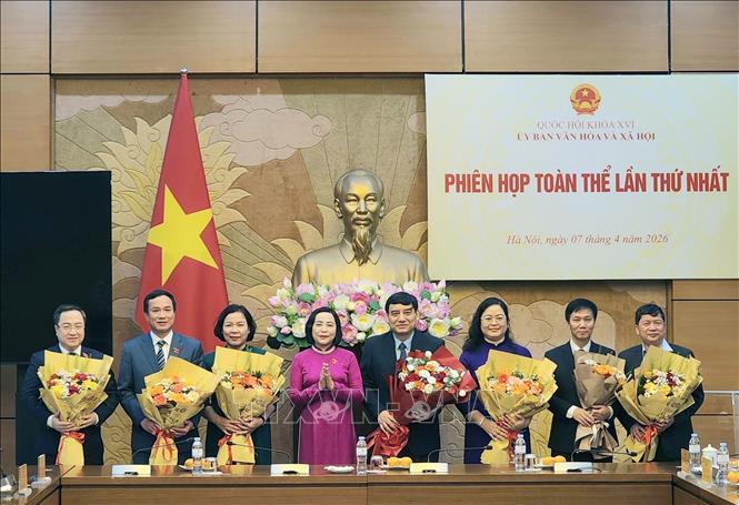 Phó Chủ tịch Quốc hội Nguyễn Thị Thanh tặng hoa chúc mừng Chủ nhiệm, các Phó Chủ nhiệm Ủy ban Văn hóa và Xã hội của Quốc hội. Ảnh: Chu Thanh Vân - TTXVN