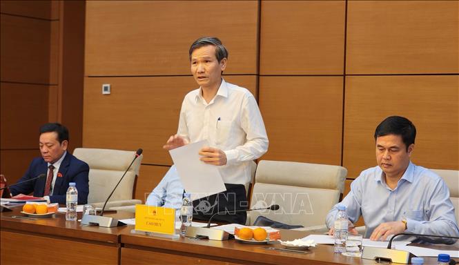 Thứ trưởng Bộ Nội vụ Cao Huy thông tin về những nội dung sửa đổi trong dự án Luật sửa đổi, bổ sung một số điều của Luật Thi đua, khen thưởng. Ảnh: Chu Thanh Vân - TTXVN