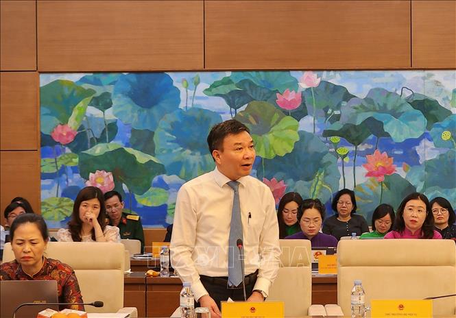 Đại biểu Chu Mạnh Hùng (đoàn Tây Ninh), Chủ tịch Hội đồng trường Đại học Luật Hà Nội góp ý vào dự án Luật Tín ngưỡng, tôn giáo (sửa đổi). Ảnh: Chu Thanh Vân - TTXVN