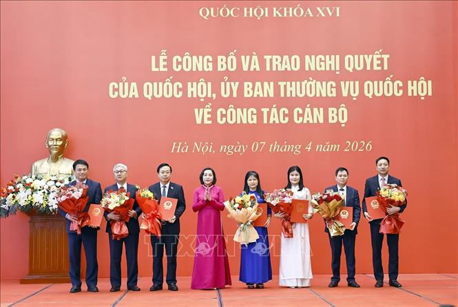 Phó Chủ tịch Quốc hội Nguyễn Thị Thanh trao các Nghị quyết của Ủy ban Thường vụ Quốc hội về công tác cán bộ. Ảnh: Doãn Tấn – TTXVN