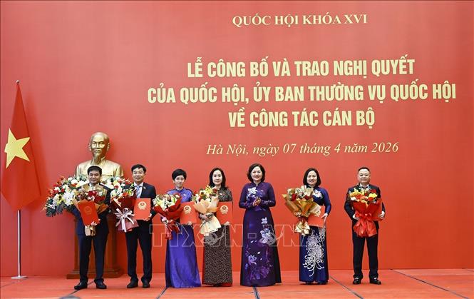 Phó Chủ tịch Quốc hội Nguyễn Thị Hồng trao các Nghị quyết của Ủy ban Thường vụ Quốc hội về công tác cán bộ. Ảnh: Doãn Tấn – TTXVN