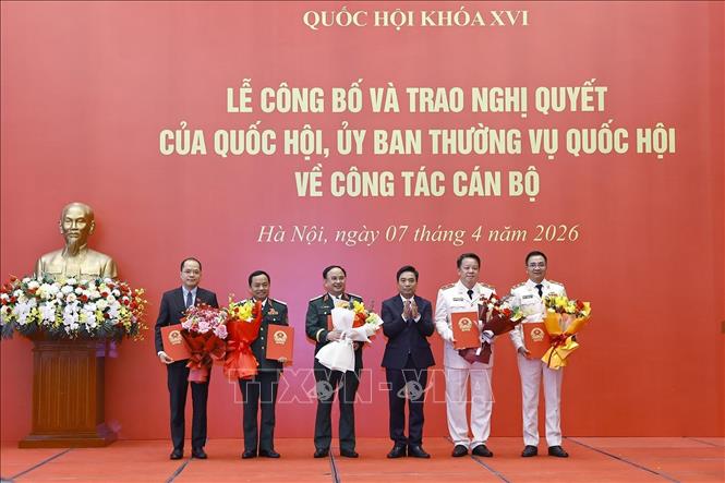 Phó Chủ tịch Quốc hội, Thượng tướng Nguyễn Doãn Anh trao các Nghị quyết của Ủy ban Thường vụ Quốc hội về công tác cán bộ. Ảnh: Doãn Tấn – TTXVN