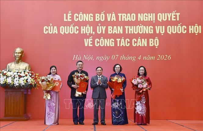 Phó Chủ tịch Quốc hội Nguyễn Khắc Định trao các Nghị quyết của Ủy ban Thường vụ Quốc hội về công tác cán bộ. Ảnh: Doãn Tấn – TTXVN