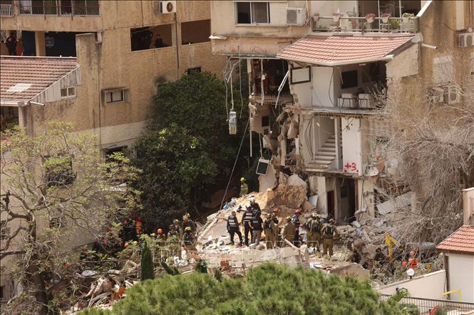 Một khu vực bị trúng tên lửa tại Haifa, miền Bắc Israel, ngày 6/4/2026. Ảnh: THX/TTXVN