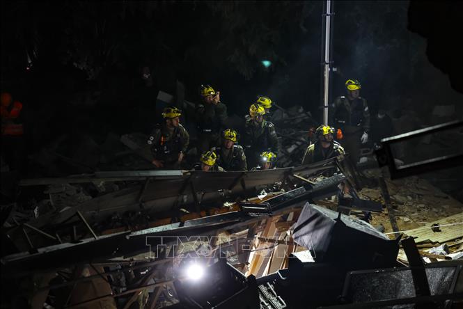 Một khu vực bị trúng tên lửa tại Haifa, miền Bắc Israel, ngày 6/4/2026. Ảnh: THX/TTXVN