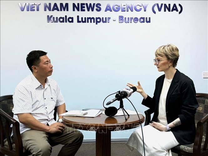 Tiến sỹ Julia Roknifard, giảng viên cao cấp về Quan hệ quốc tế tại trường Đại học Taylor (Malaysia) trả lời phỏng vấn TTXVN. Ảnh: Bình Thanh - PV TTXVN tại Malaysia