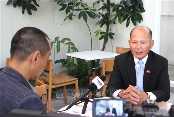 Ông Uch Leang - Quyền Vụ trưởng Vụ Nghiên cứu Á - Phi và Trung Đông, Viện Quan hệ Quốc tế Campuchia, Viện Hàn lâm Hoàng gia Campuchia (RAC), Chủ tịch Hội cựu sinh viên Campuchia học tập tại Việt Nam (CAVA) trả lời phỏng vấn phóng viên TTXVN thường trú tại Phnom Penh. Ảnh: Minh Hưng - PV TTXVN tại Campuchia
