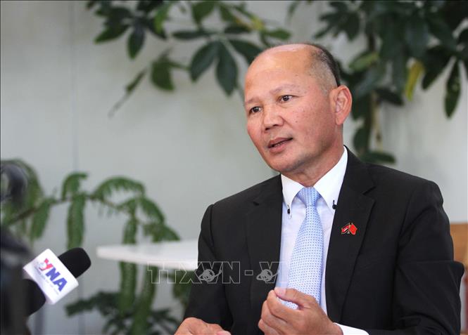 Ông Uch Leang - Quyền Vụ trưởng Vụ Nghiên cứu Á - Phi và Trung Đông, Viện Quan hệ Quốc tế Campuchia, Viện Hàn lâm Hoàng gia Campuchia (RAC), Chủ tịch Hội cựu sinh viên Campuchia học tập tại Việt Nam (CAVA) trả lời phỏng vấn phóng viên TTXVN thường trú tại Phnom Penh. Ảnh: Minh Hưng - PV TTXVN tại Campuchia