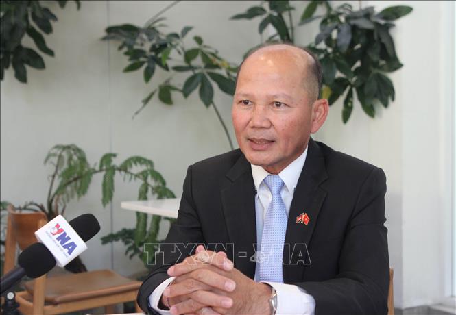 Ông Uch Leang - Quyền Vụ trưởng Vụ Nghiên cứu Á - Phi và Trung Đông, Viện Quan hệ Quốc tế Campuchia, Viện Hàn lâm Hoàng gia Campuchia (RAC), Chủ tịch Hội cựu sinh viên Campuchia học tập tại Việt Nam (CAVA) trả lời phỏng vấn phóng viên TTXVN thường trú tại Phnom Penh. Ảnh: Minh Hưng - PV TTXVN tại Campuchia