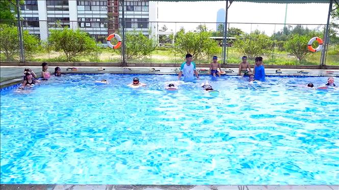 Học sinh tại phường Thành Sen tham gia lớp học bơi. Ảnh: Hữu Quyết - TTXVN