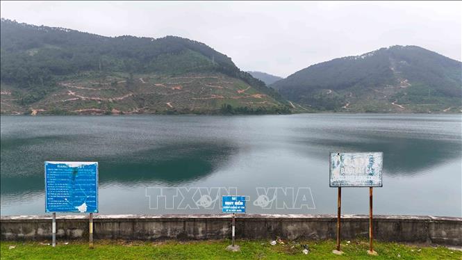 Các biển cảnh báo nguy hiểm, không tắm hồ tắm được lắp đặt tại đập Khe Xai. Ảnh: Hữu Quyết - TTXVN