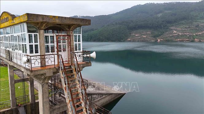 Hệ thống loa cảnh báo tình trạng đuối nước được lắp đặt tại đập Khe Xai. Ảnh: Hữu Quyết - TTXVN