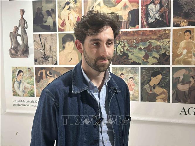 Ông Alexandre Eliaba, Phó Giám đốc, Trưởng ban Mỹ thuật và nghệ thuật châu Á, cho rằng tranh của các nghệ sĩ Việt Nam thể hiện sự giao thoa thú vị giữa ảnh hưởng hội họa phương Tây và bản sắc văn hóa Việt Nam. Ảnh: Ngọc Hiệp - PV TTXVN tại Pháp
