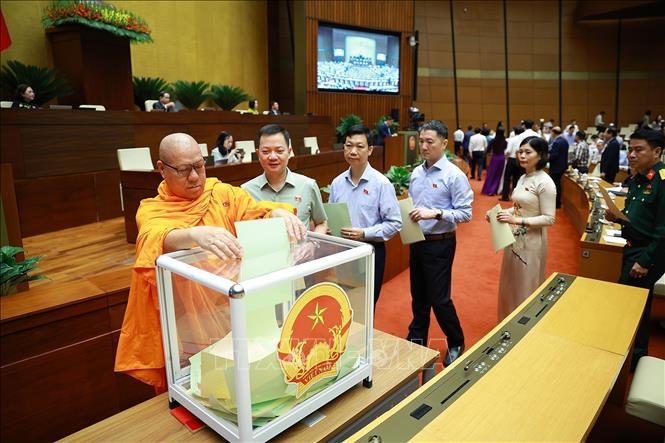 Đại biểu Quốc hội bỏ phiếu phê chuẩn Thẩm phán Tòa án nhân dân Tối cao, Phó Thủ tướng Chính phủ, Bộ trưởng và thành viên khác của Chính phủ. Ảnh: Dương Giang - TTXVN