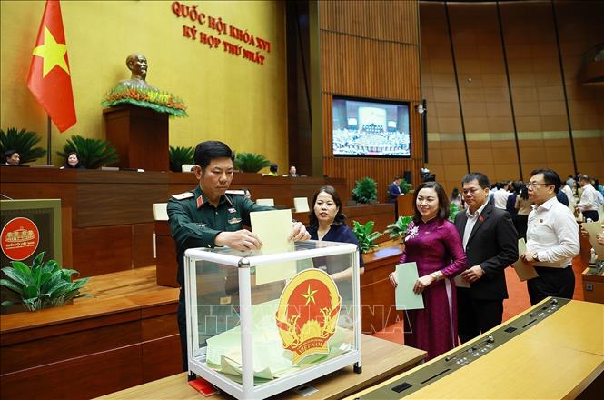 Đại biểu Quốc hội bỏ phiếu phê chuẩn Thẩm phán Tòa án nhân dân Tối cao, Phó Thủ tướng Chính phủ, Bộ trưởng và thành viên khác của Chính phủ. Ảnh: Dương Giang - TTXVN