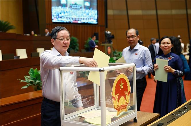 Đại biểu Quốc hội bỏ phiếu phê chuẩn Thẩm phán Tòa án nhân dân Tối cao, Phó Thủ tướng Chính phủ, Bộ trưởng và thành viên khác của Chính phủ. Ảnh: Dương Giang - TTXVN