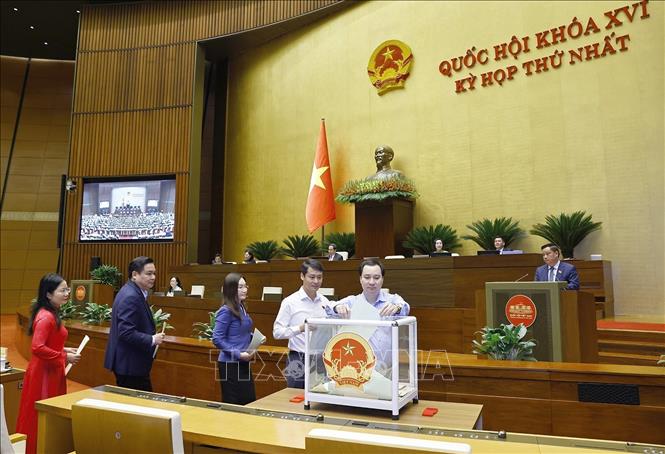 Đại biểu Quốc hội bỏ phiếu phê chuẩn Thẩm phán Tòa án nhân dân Tối cao, Phó Thủ tướng Chính phủ, Bộ trưởng và thành viên khác của Chính phủ. Ảnh: Doãn Tấn - TTXVN