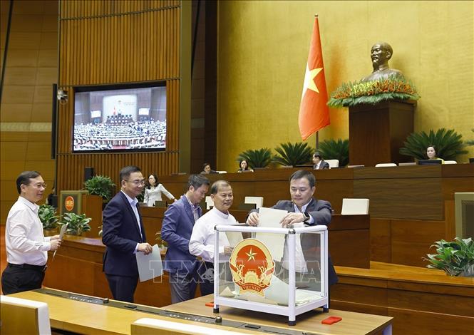 Đại biểu Quốc hội bỏ phiếu phê chuẩn Thẩm phán Tòa án nhân dân Tối cao, Phó Thủ tướng Chính phủ, Bộ trưởng và thành viên khác của Chính phủ. Ảnh: Doãn Tấn - TTXVN