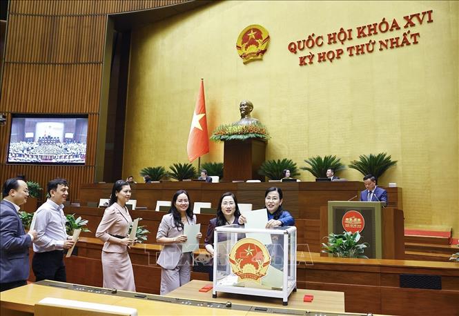 Đại biểu Quốc hội bỏ phiếu phê chuẩn Thẩm phán, Phó Thủ tướng Chính phủ, Bộ trưởng và thành viên khác của Chính phủ. Ảnh: Doãn Tấn - TTXVN