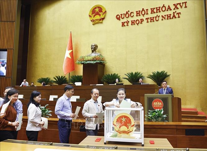 Đại biểu Quốc hội bỏ phiếu phê chuẩn Thẩm phán, Phó Thủ tướng Chính phủ, Bộ trưởng và thành viên khác của Chính phủ. Ảnh: Doãn Tấn - TTXVN
