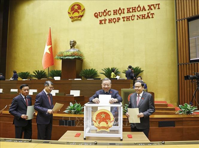 Tổng Bí thư, Chủ tịch nước Tô Lâm cùng các đồng chí lãnh đạo, đại biểu bỏ phiếu phê chuẩn Thẩm phán, Phó Thủ tướng Chính phủ, Bộ trưởng và thành viên khác của Chính phủ. Ảnh: Doãn Tấn - TTXVN