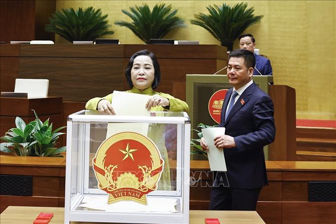 Lãnh đạo Quốc hội bỏ phiếu phê chuẩn Thẩm phán, Phó Thủ tướng Chính phủ, Bộ trưởng và thành viên khác của Chính phủ. Ảnh: Doãn Tấn - TTXVN