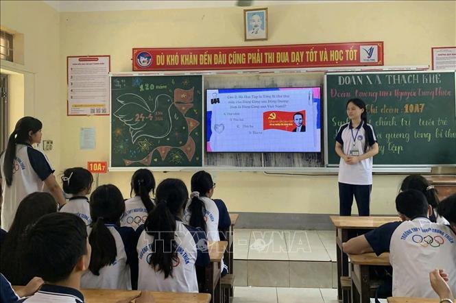 Cuộc đời và sự nghiệp của cố Tổng Bí thư Hà Huy Tập đã để lại nhiều bài học và là tấm gương sáng cho các thế hệ học sinh Hà Tĩnh. Ảnh: Hoàng Ngà - TTXVN