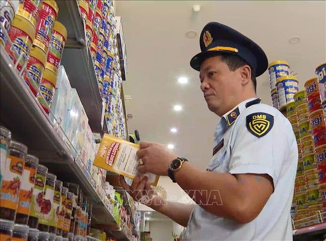Ngành chức năng kiểm soát hàng hóa tại các cửa hàng tạp hóa. Ảnh: Tuấn Phi - TTXVN 
