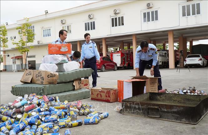 Ngành chức năng tỉnh Cà Mau tiến hành tiêu hủy hàng giả kém chất lượng. Ảnh: Tuấn Phi - TTXVN 