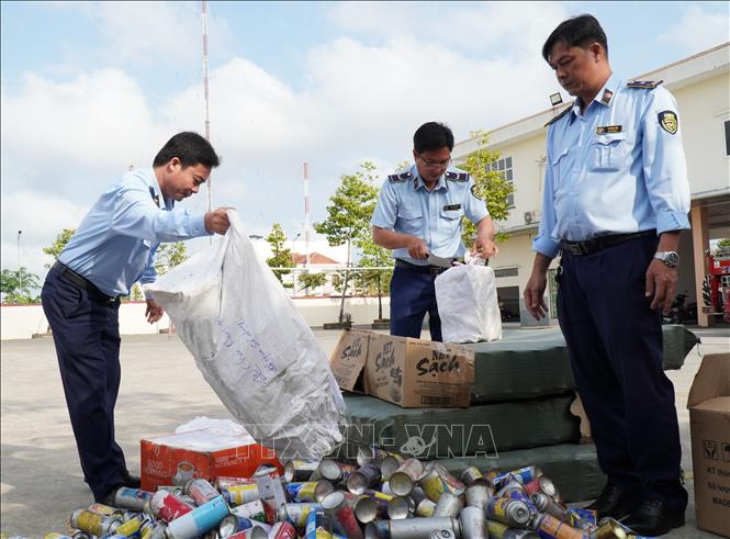 Lực lượng chức năng tỉnh Cà Mau tăng cường kiểm soát chống buôn lậu, hàng giả kém chất lượng. Ảnh: Tuấn Phi - TTXVN 