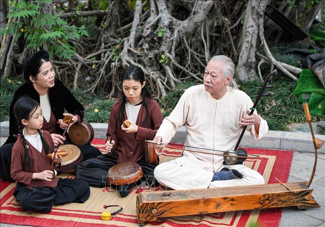 Với NSND Xuân Hoạch, Xẩm không chỉ là loại hình diễn xướng dân gian độc đáo, đó còn là hành trình giữ nghề, truyền nghề và khơi dậy sự quan tâm của cộng đồng. Ảnh: Khánh Hoà - TTXVN