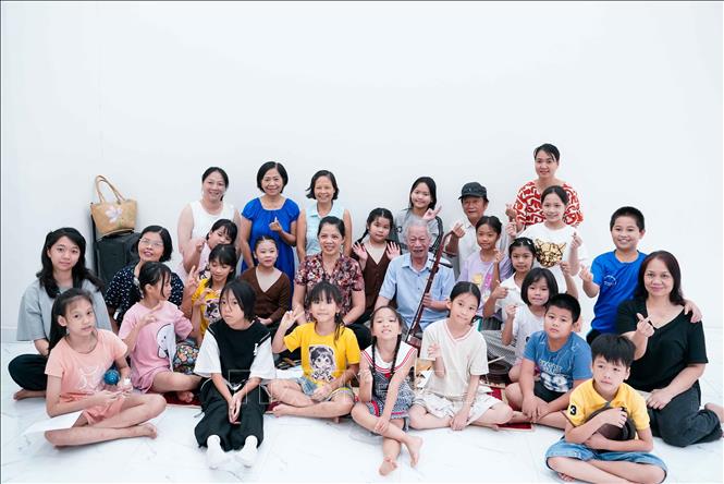 Lớp học cộng đồng hát Xẩm do NSND Xuân Hoạch cùng các nghệ nhân truyền dạy không chỉ thu hút các bạn nhỏ mà còn thu hút các các bậc phụ huynh và người lớn tuổi tham gia. Ảnh: Khánh Hoà - TTXVN