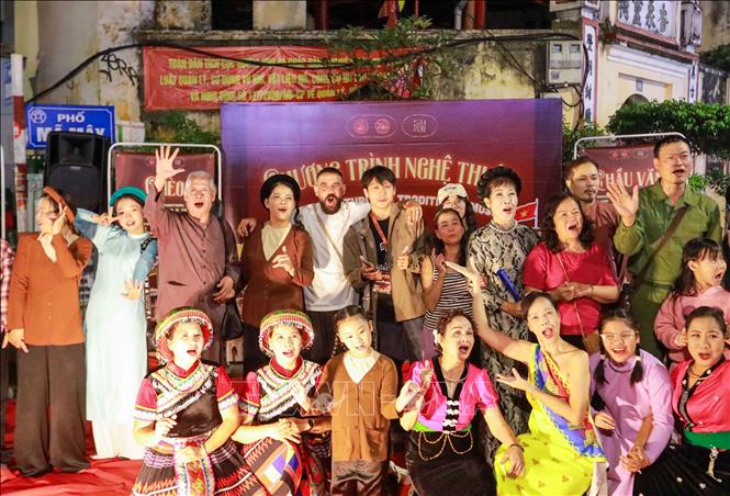 “Hành trình Âm nhạc Truyền thống” diễn ra ngày 25/10/2025 tại 64 Mã mây (phuờng Hoàn Kiếm, Hà Nội) thu hút sự yêu thích của các bạn trẻ, người dân và du khách. Ảnh: Khánh Hoà - TTXVN