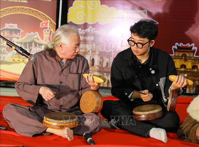 NSND Xuân Hoạch không chỉ hát, mà còn trò chuyện, giải thích cho khán giả, đặc biệt là giới trẻ, về lịch sử, tinh thần và cái hay của xẩm. Ảnh: Khánh Hoà - TTXVN