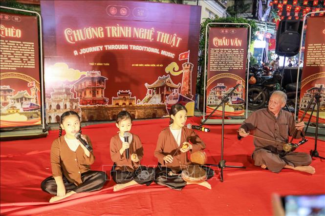 “Hành trình Âm nhạc Truyền thống” với sự tham gia của NSNS Xuân Hoạch là một sự kiện nổi bật trong khuôn khổ dự án “Say Xẩm” do nhóm sinh viên ngành Truyền thông Đa phương tiện thuộc Trường Đại học FPT Hà Nội thực hiện nhằm mang xẩm đến gần hơn, gieo mầm tình yêu di sản văn hóa dân tộc đến thế hệ trẻ. Ảnh: Khánh Hoà - TTXVN