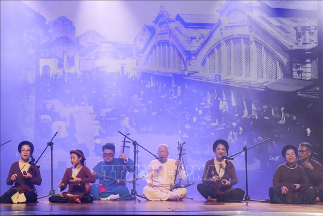 NSND Xuân Hoạch cùng các nghệ sĩ biểu diễn tiết mục hát Xẩm chợ Đồng Xuân. Ảnh: Khánh Hoà - TTXVN