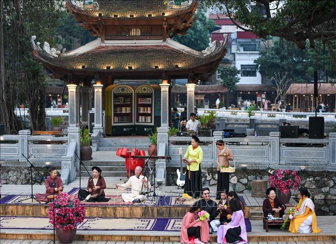 NSND Xuân Hoạch cùng các nghệ sĩ tại Chương trình biểu diễn nghệ thuật truyền thống ngày 4/1/2026, tại không gian văn hoá Hồ Văn (Trung tâm hoạt động văn hóa khoa học Văn Miếu - Quốc Tử Giám). Ảnh: Khánh Hoà - TTXVN