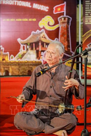 Ông là một trong những người tham gia các hoạt động phục hồi, góp phần quan trọng trong quá trình đưa loại hình âm nhạc dân gian này trở lại đời sống đương đại. Ảnh: Khánh Hoà - TTXVN