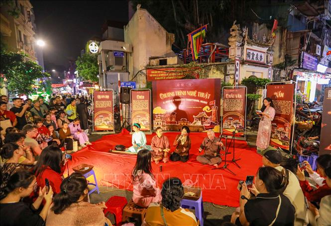 “Hành trình Âm nhạc Truyền thống” với sự tham gia của NSNS Xuân Hoạch là một sự kiện nổi bật trong khuôn khổ dự án “Say Xẩm” do nhóm sinh viên ngành Truyền thông Đa phương tiện thuộc Trường Đại học FPT Hà Nội thực hiện nhằm mang xẩm đến gần hơn, gieo mầm tình yêu di sản văn hóa dân tộc đến thế hệ trẻ. Ảnh: Khánh Hoà - TTXVN