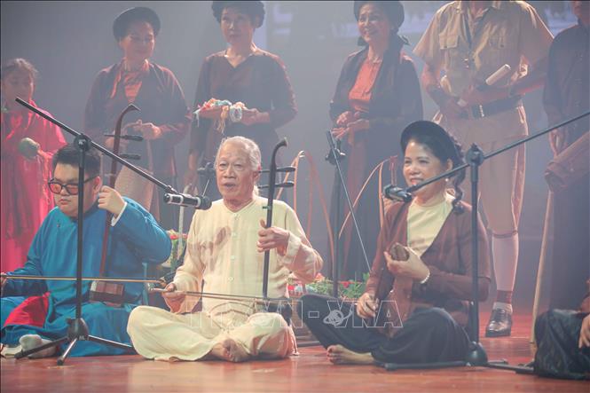 Ông là một trong những người tham gia các hoạt động phục hồi, góp phần quan trọng trong quá trình đưa loại hình âm nhạc dân gian này trở lại đời sống đương đại. Ảnh: Khánh Hoà - TTXVN